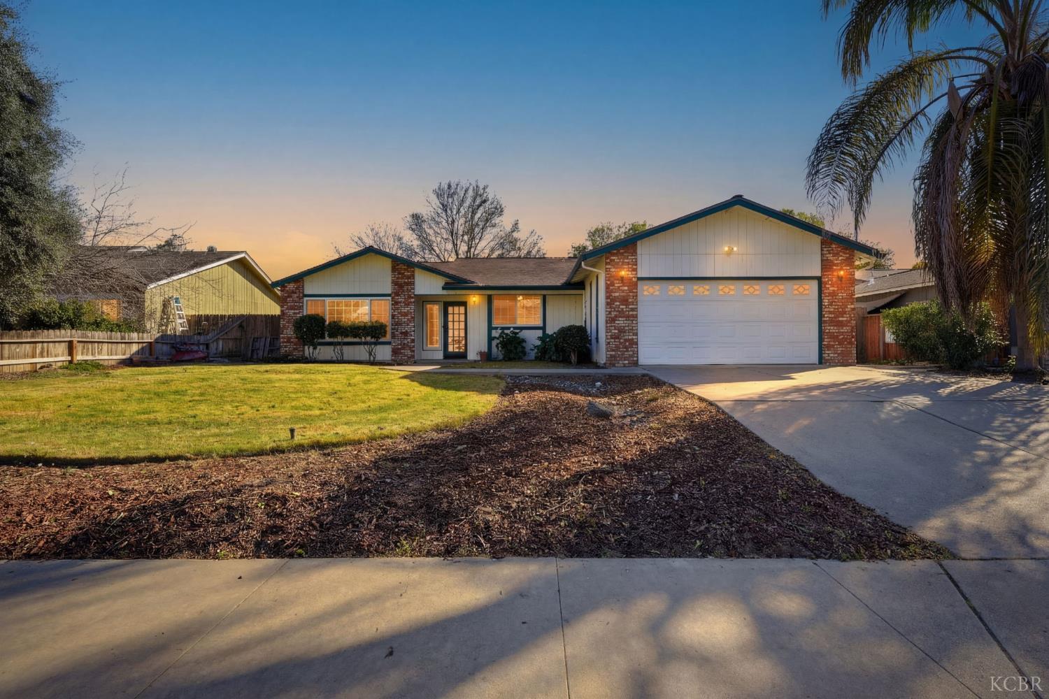 831 Redwood Ln, Lemoore, CA 93245