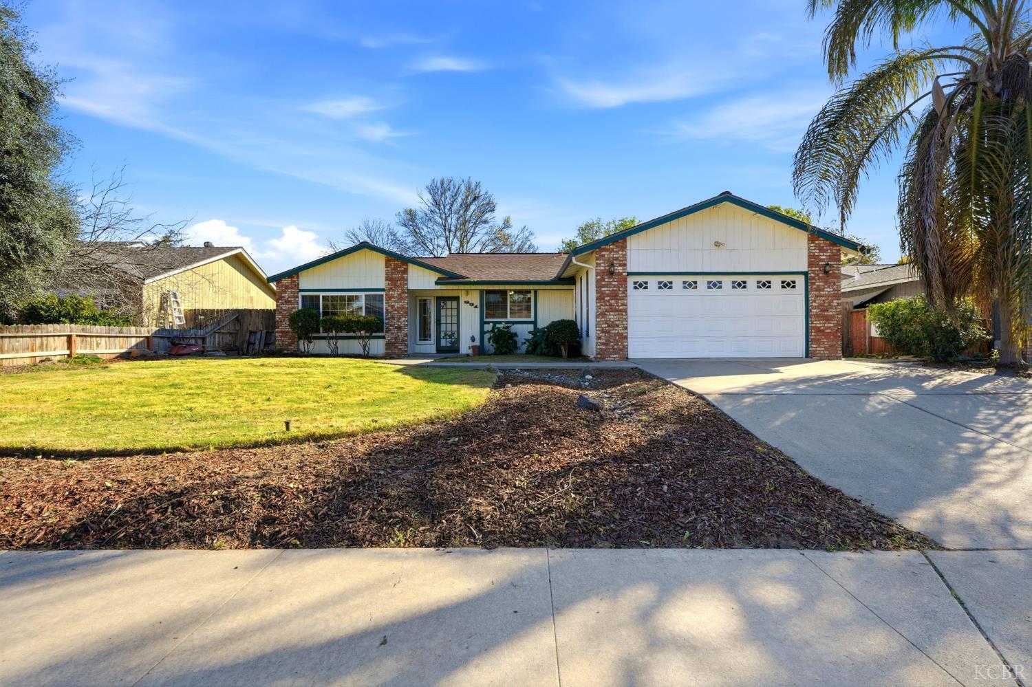 831 Redwood Ln, Lemoore, CA 93245
