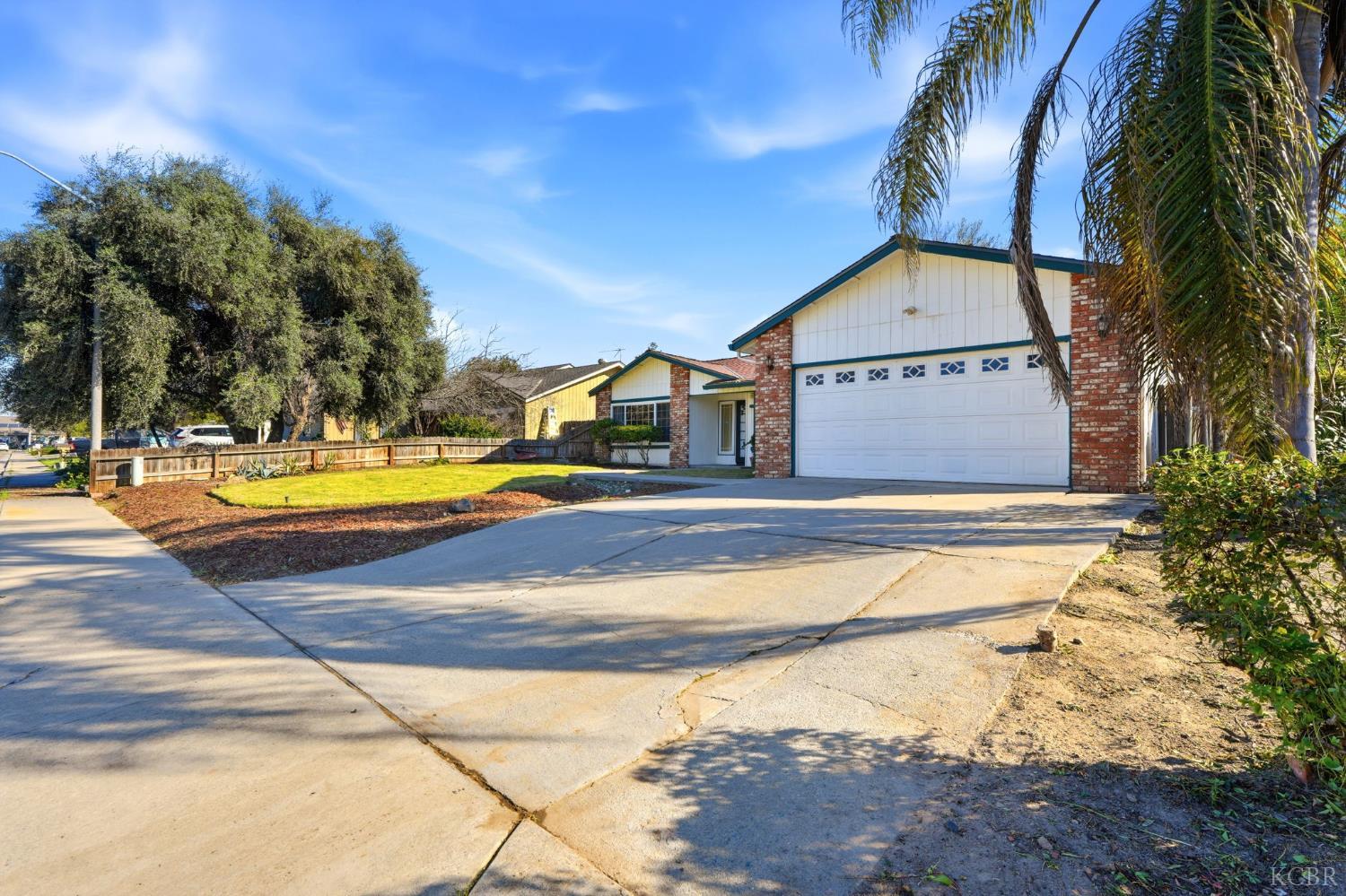 831 Redwood Ln, Lemoore, CA 93245