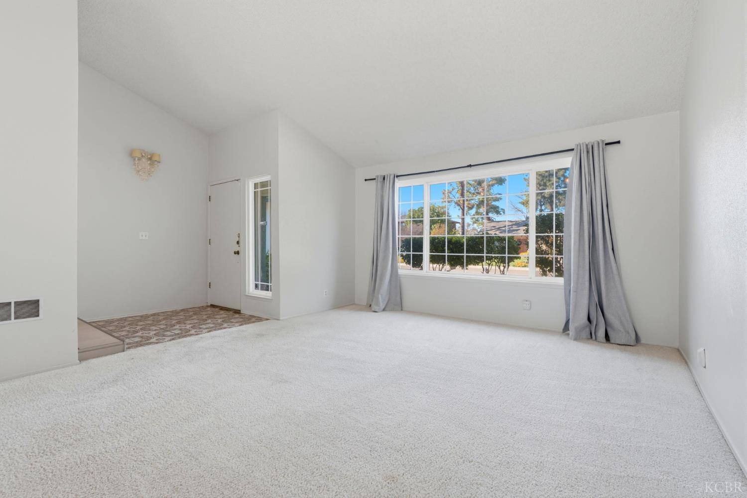 831 Redwood Ln, Lemoore, CA 93245