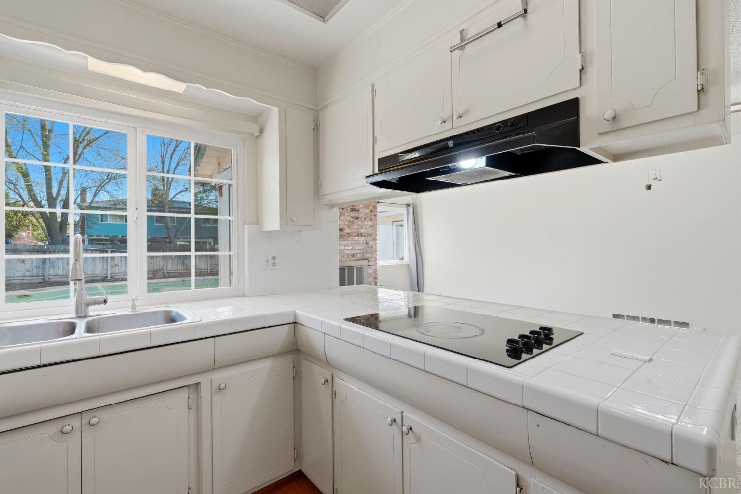 831 Redwood Ln, Lemoore, CA 93245