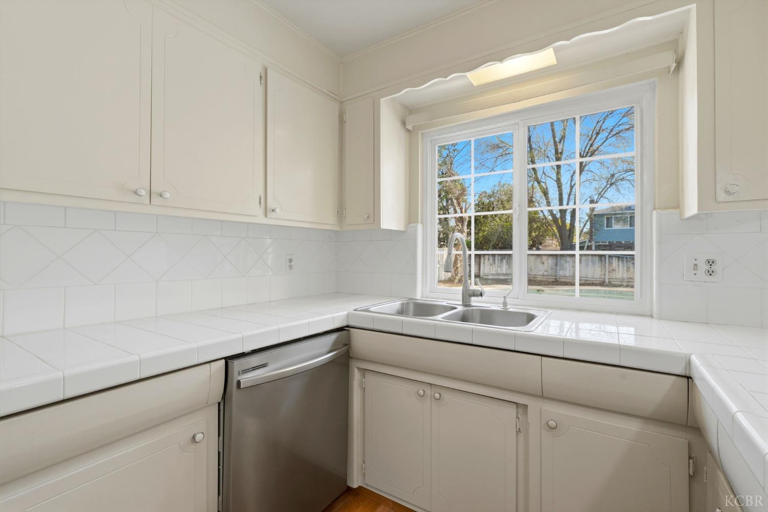 831 Redwood Ln, Lemoore, CA 93245