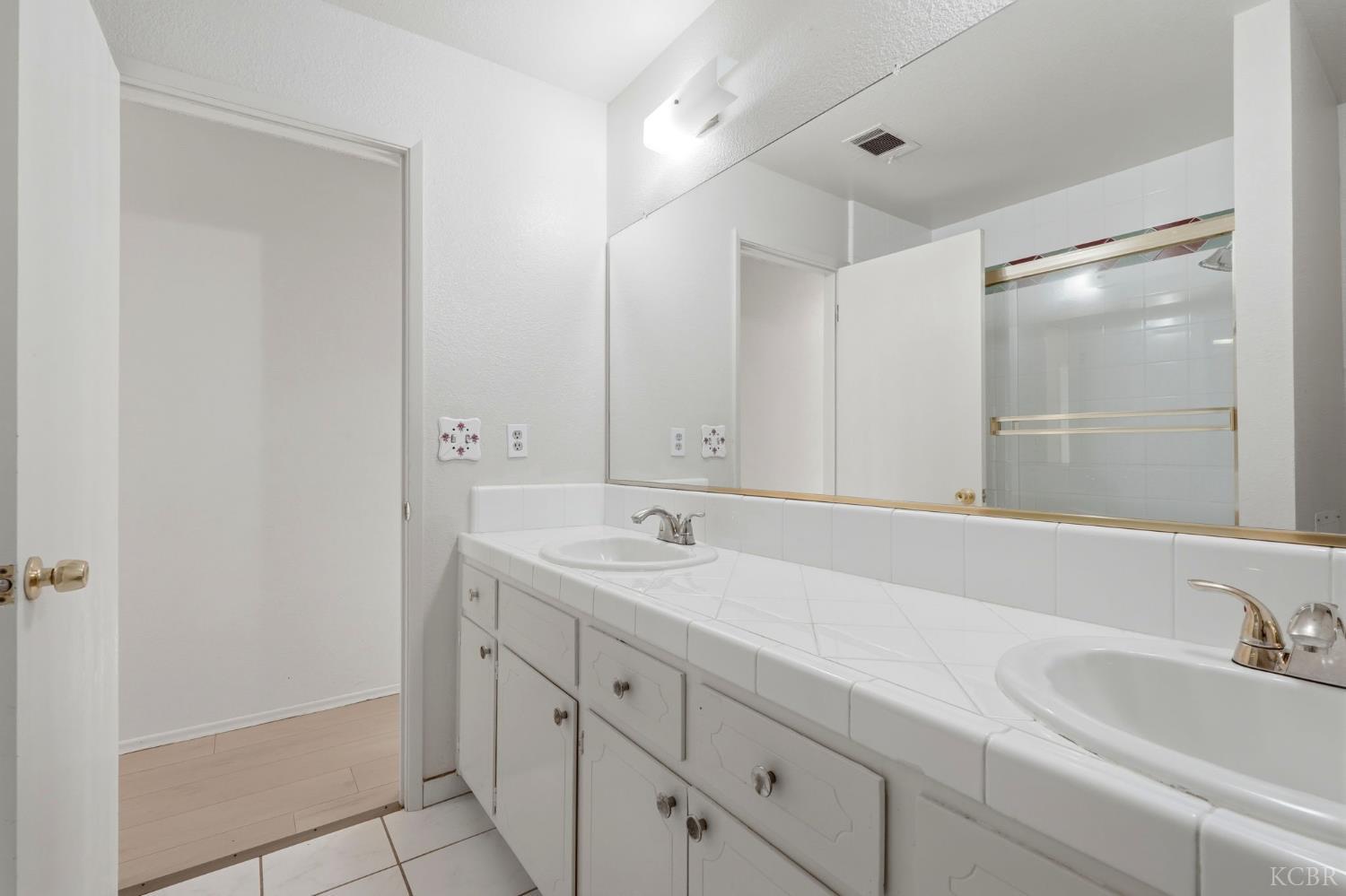 831 Redwood Ln, Lemoore, CA 93245