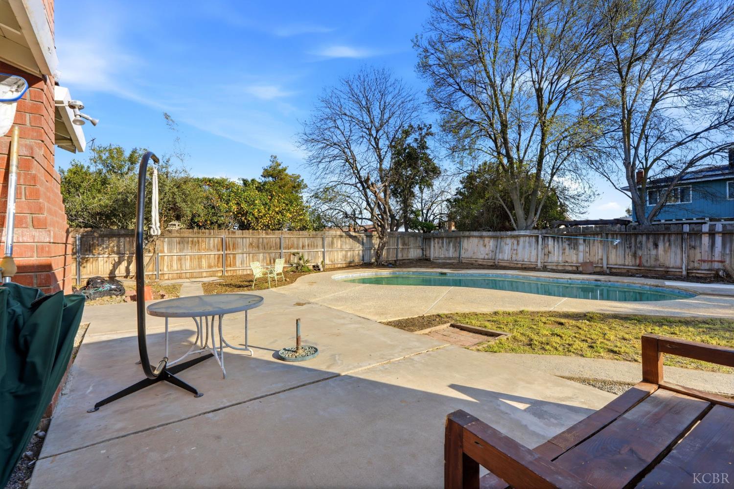 831 Redwood Ln, Lemoore, CA 93245