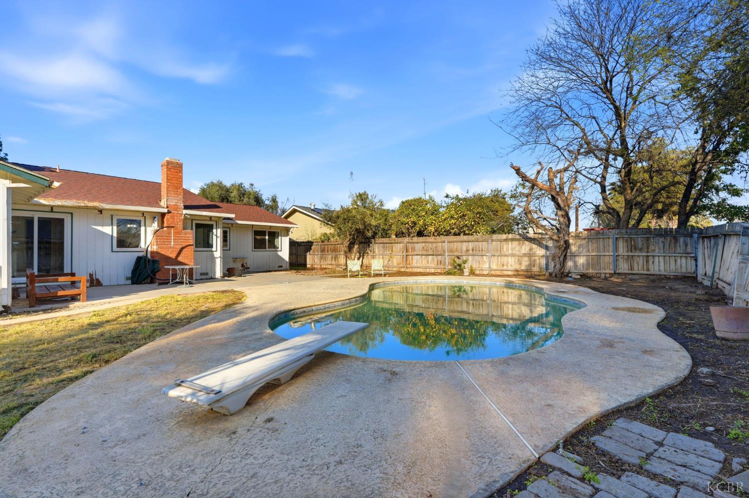 831 Redwood Ln, Lemoore, CA 93245