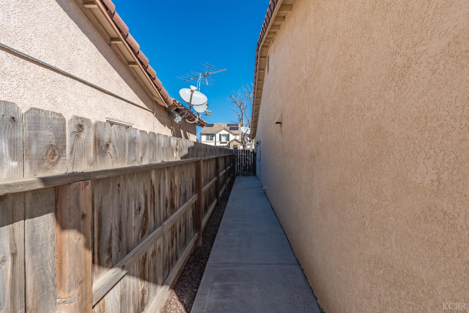 2235 Charlie Chambers Dr, Hanford, CA 93444