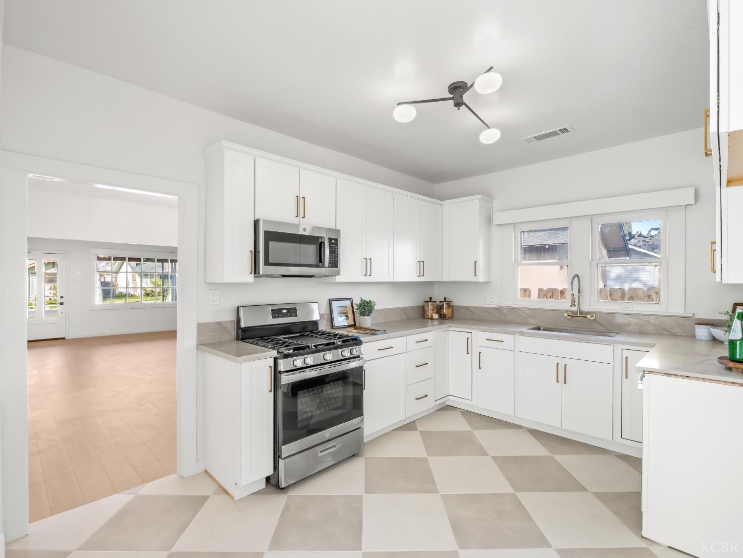 425 W Elm St, Hanford, CA 93230