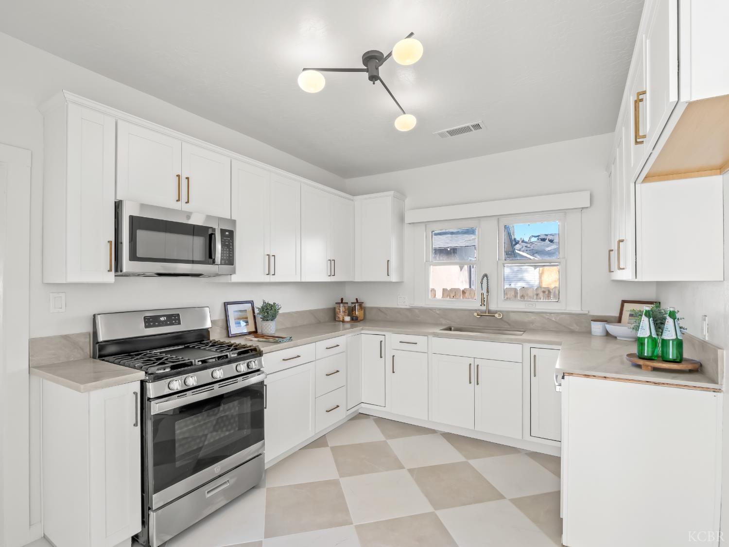 425 W Elm St, Hanford, CA 93230