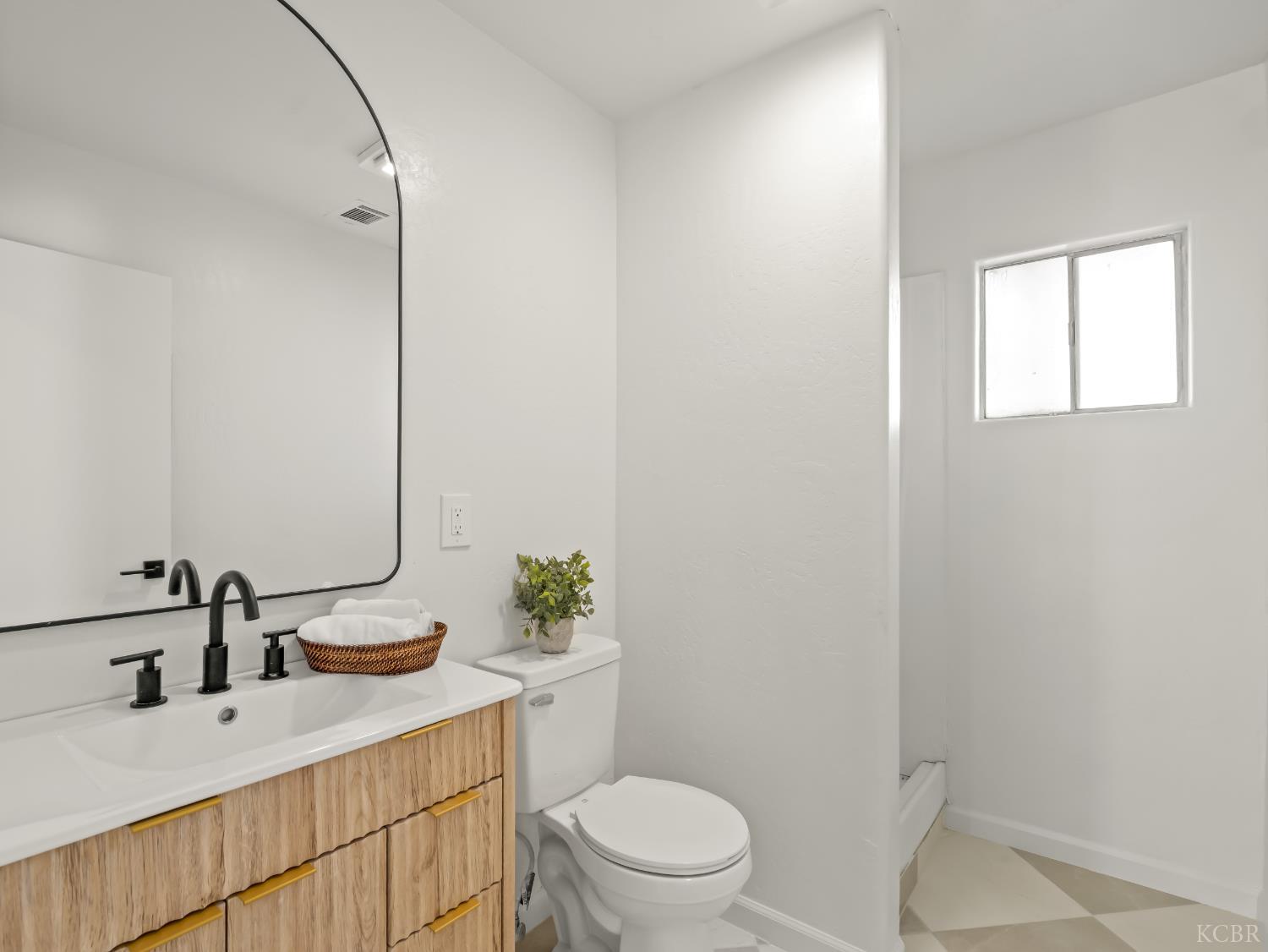 425 W Elm St, Hanford, CA 93230