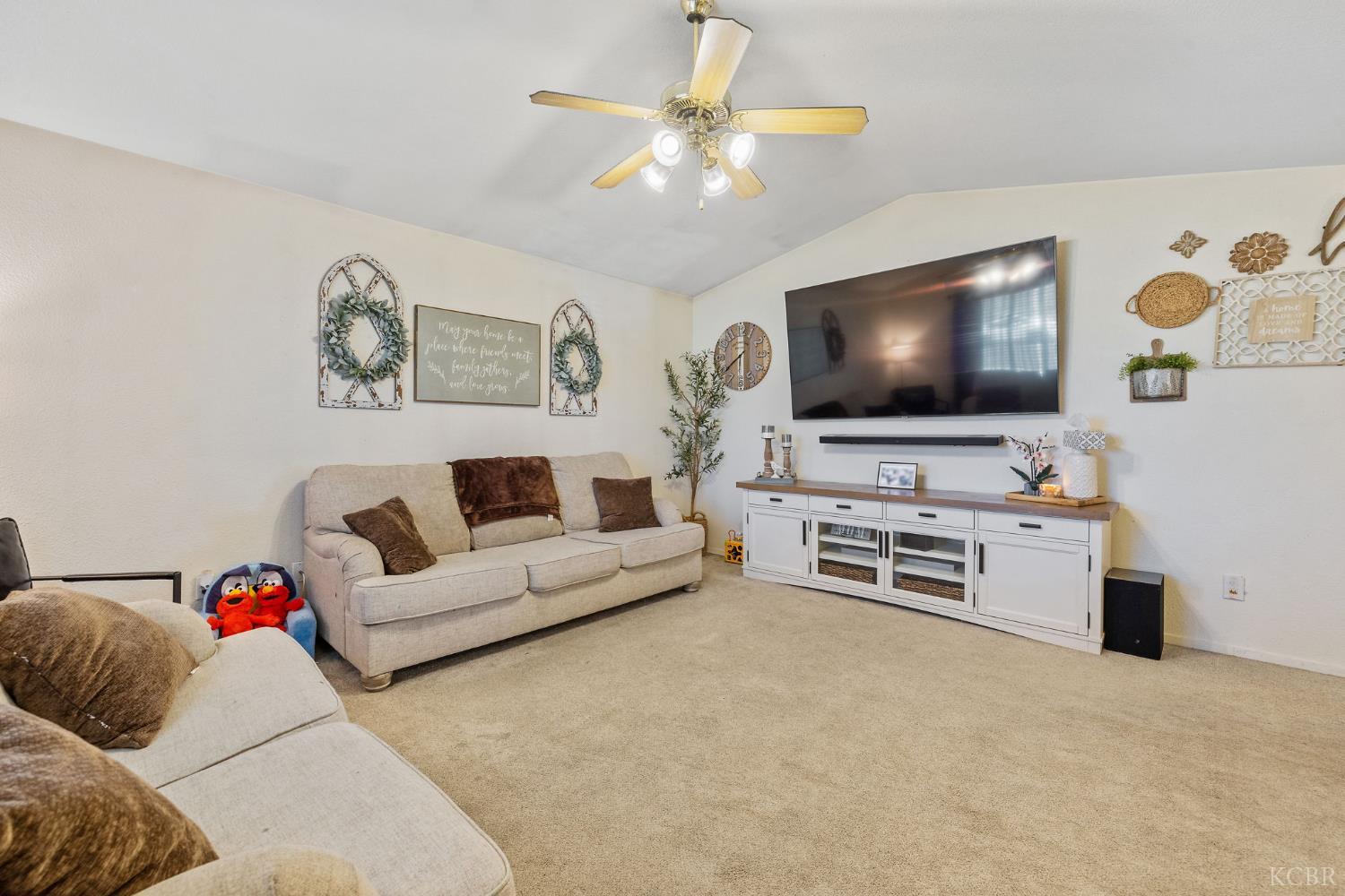 1915 Valley Springs Ave, Hanford, CA 93230