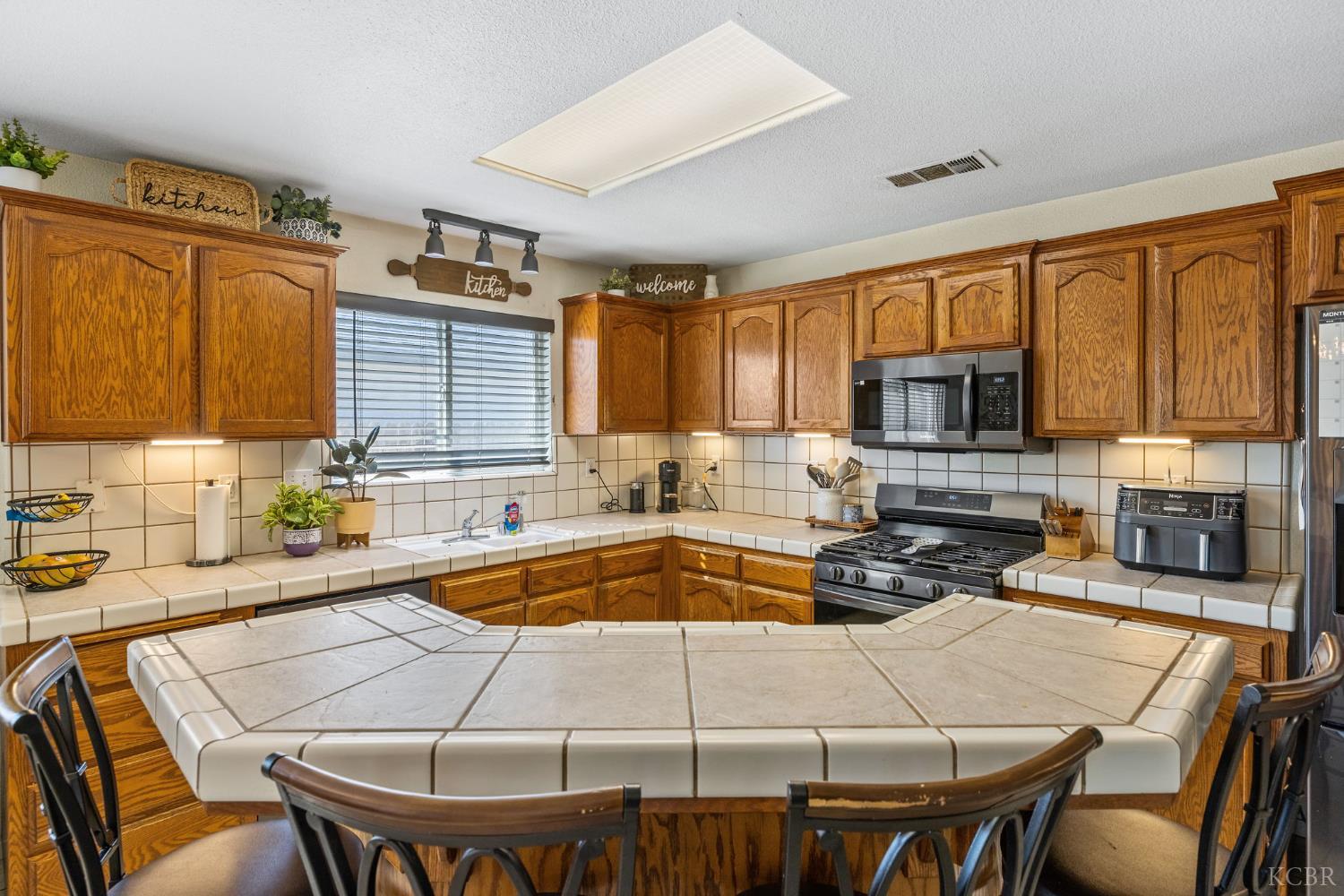 1915 Valley Springs Ave, Hanford, CA 93230