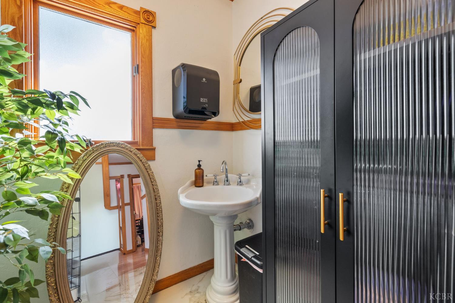 114 S Stevenson St, Visalia, CA 93291