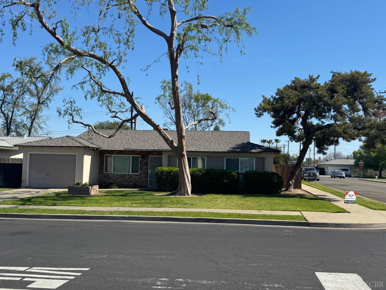 2215 N Mayfair Dr, Hanford, CA 93230