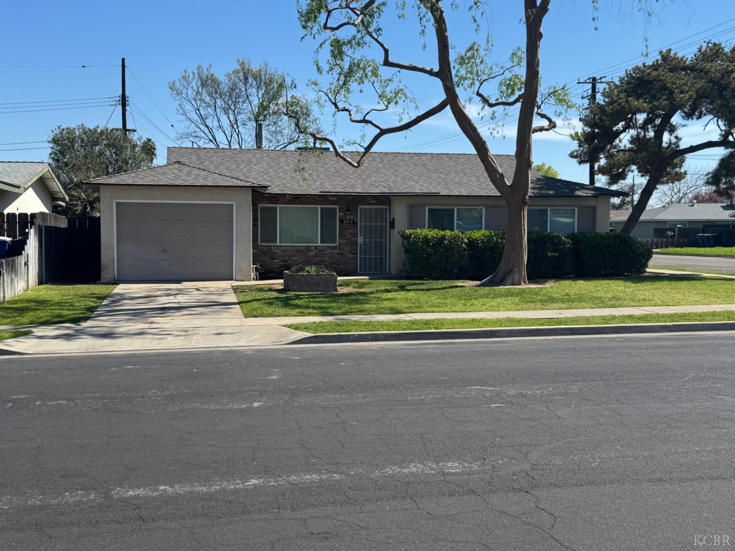 2215 N Mayfair Dr, Hanford, CA 93230