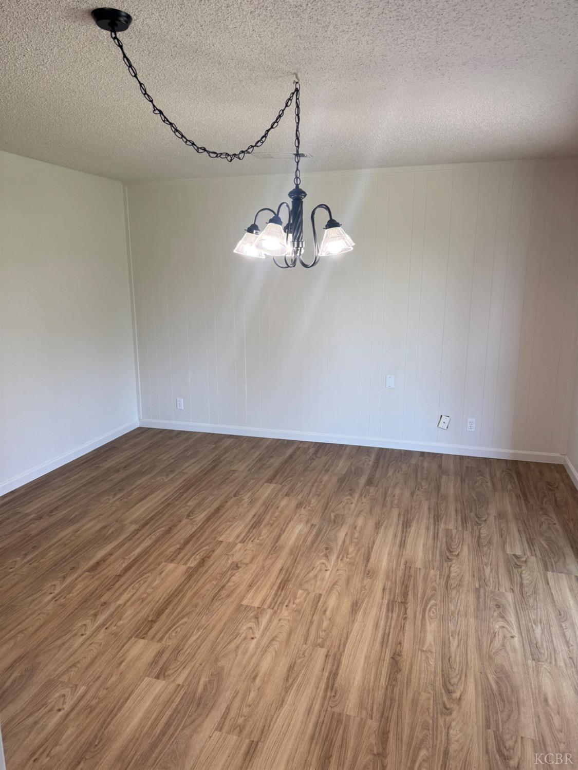 2215 N Mayfair Dr, Hanford, CA 93230