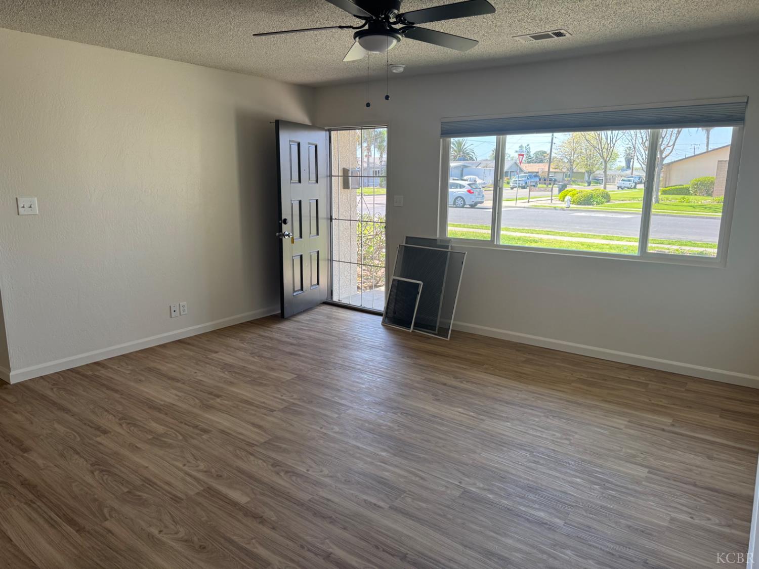 2215 N Mayfair Dr, Hanford, CA 93230