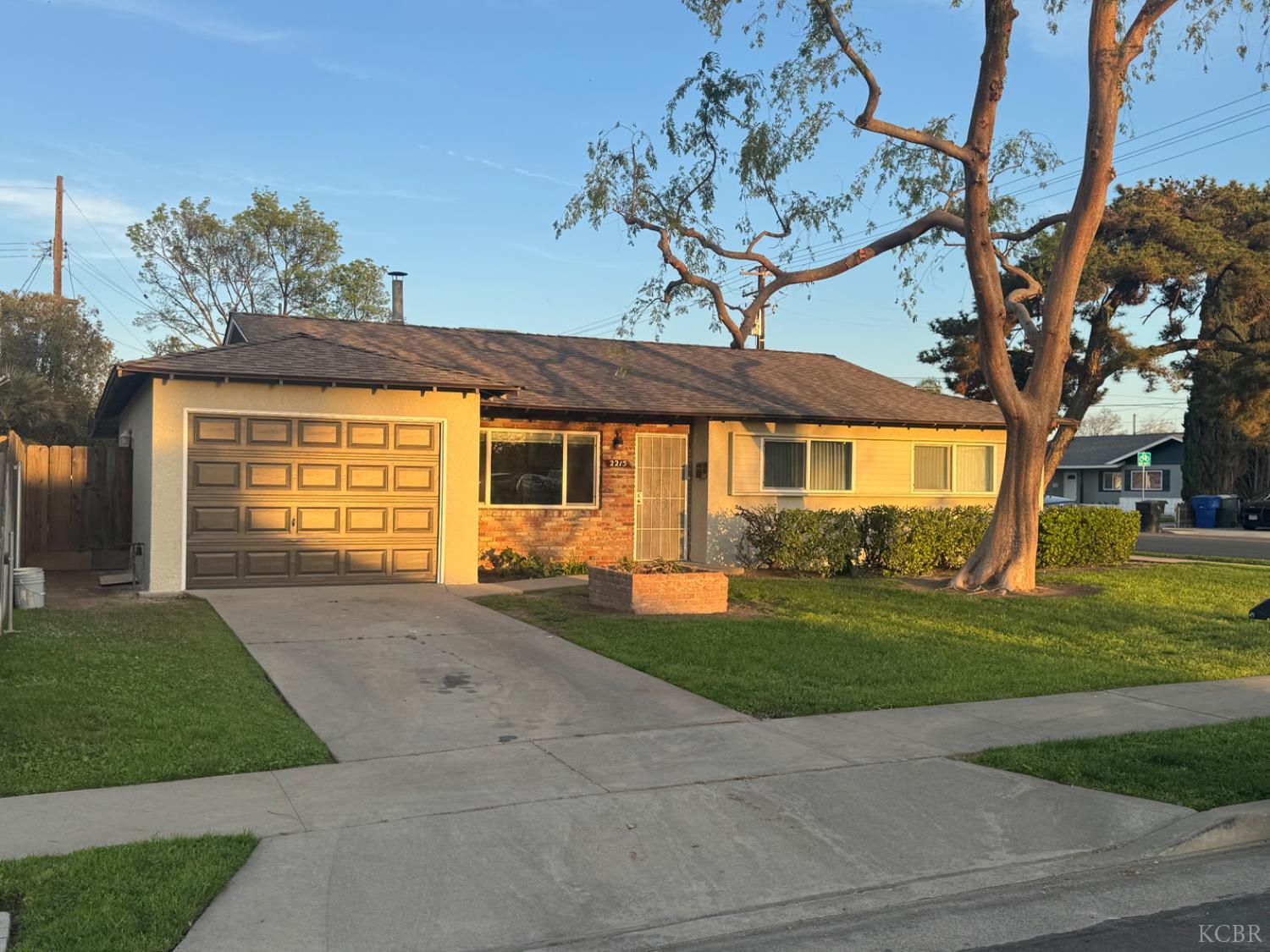 2215 N Mayfair Dr, Hanford, CA 93230