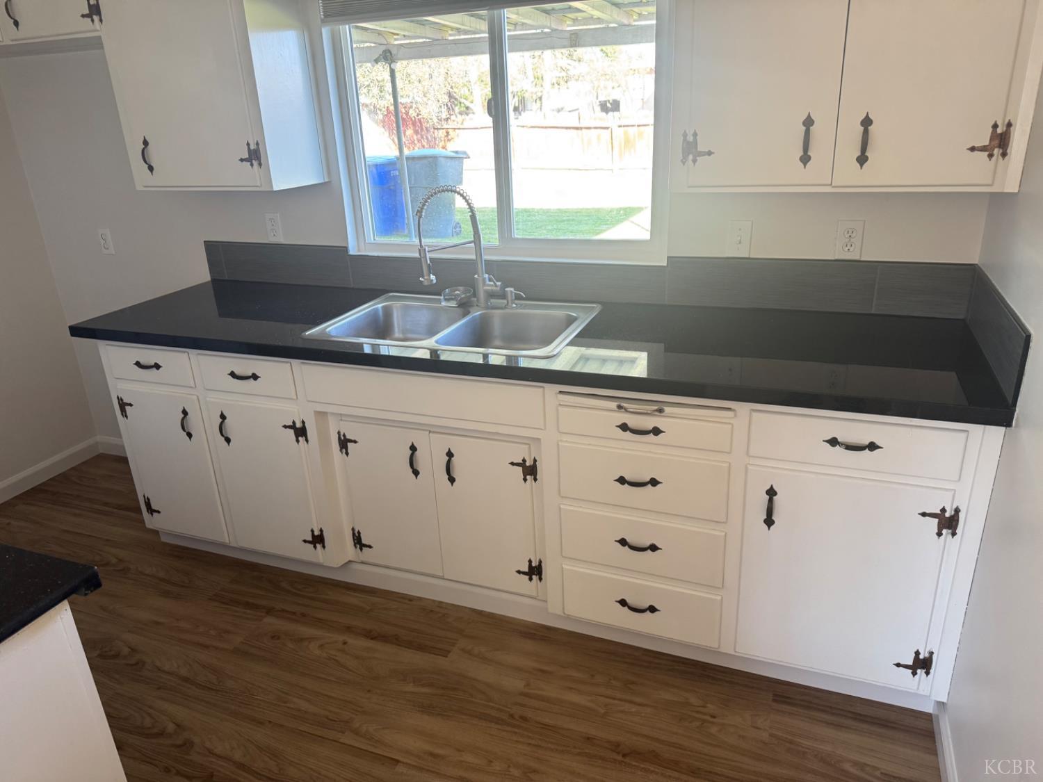 2215 N Mayfair Dr, Hanford, CA 93230