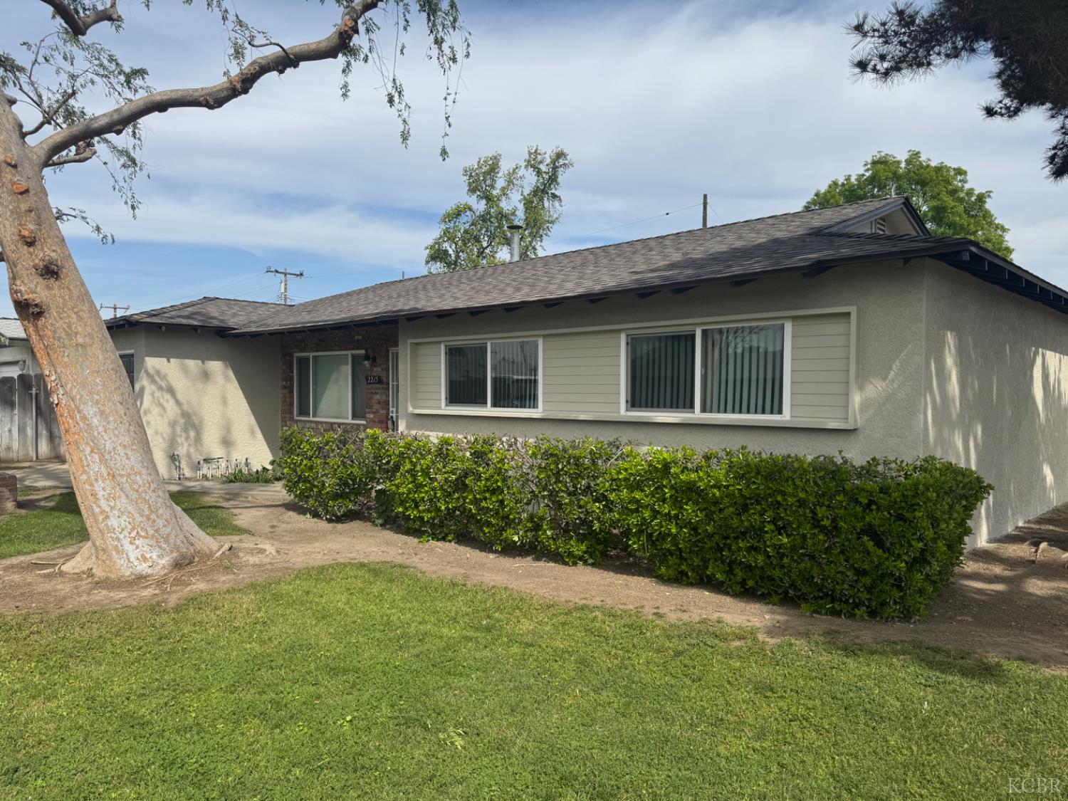 2215 N Mayfair Dr, Hanford, CA 93230