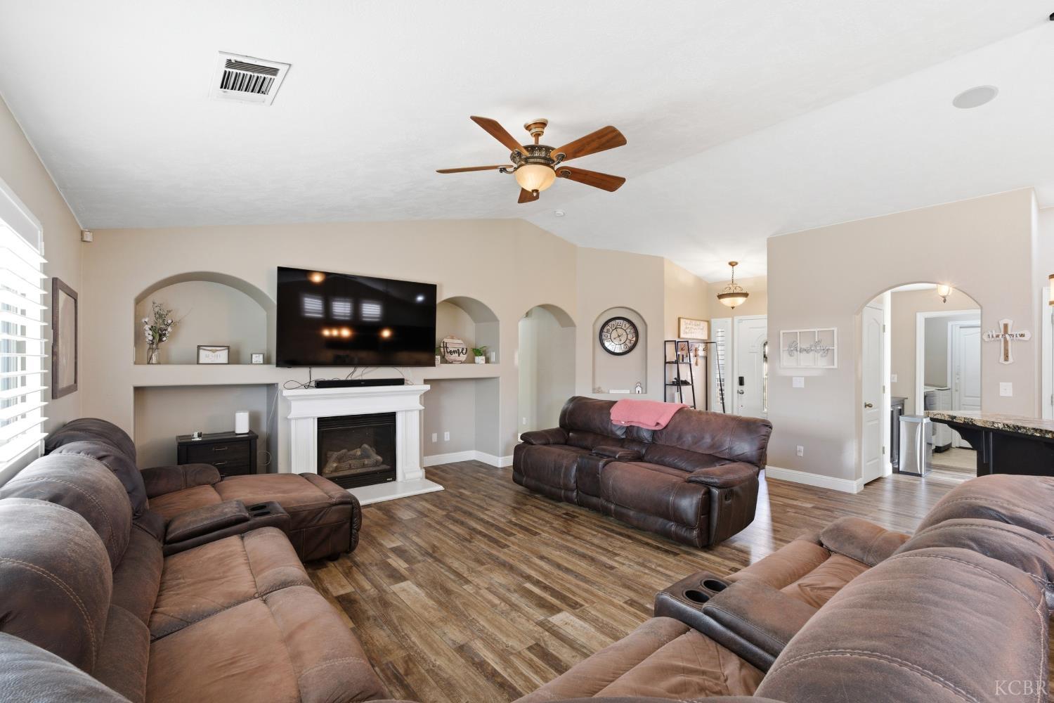 1964 N Fitzgerald Ln, Hanford, CA 93230