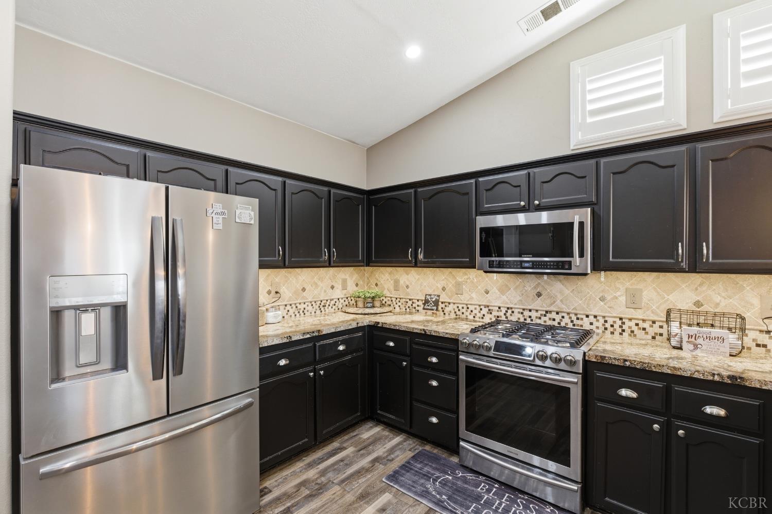 1964 N Fitzgerald Ln, Hanford, CA 93230