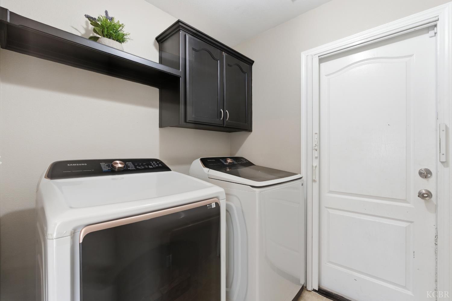 1964 N Fitzgerald Ln, Hanford, CA 93230