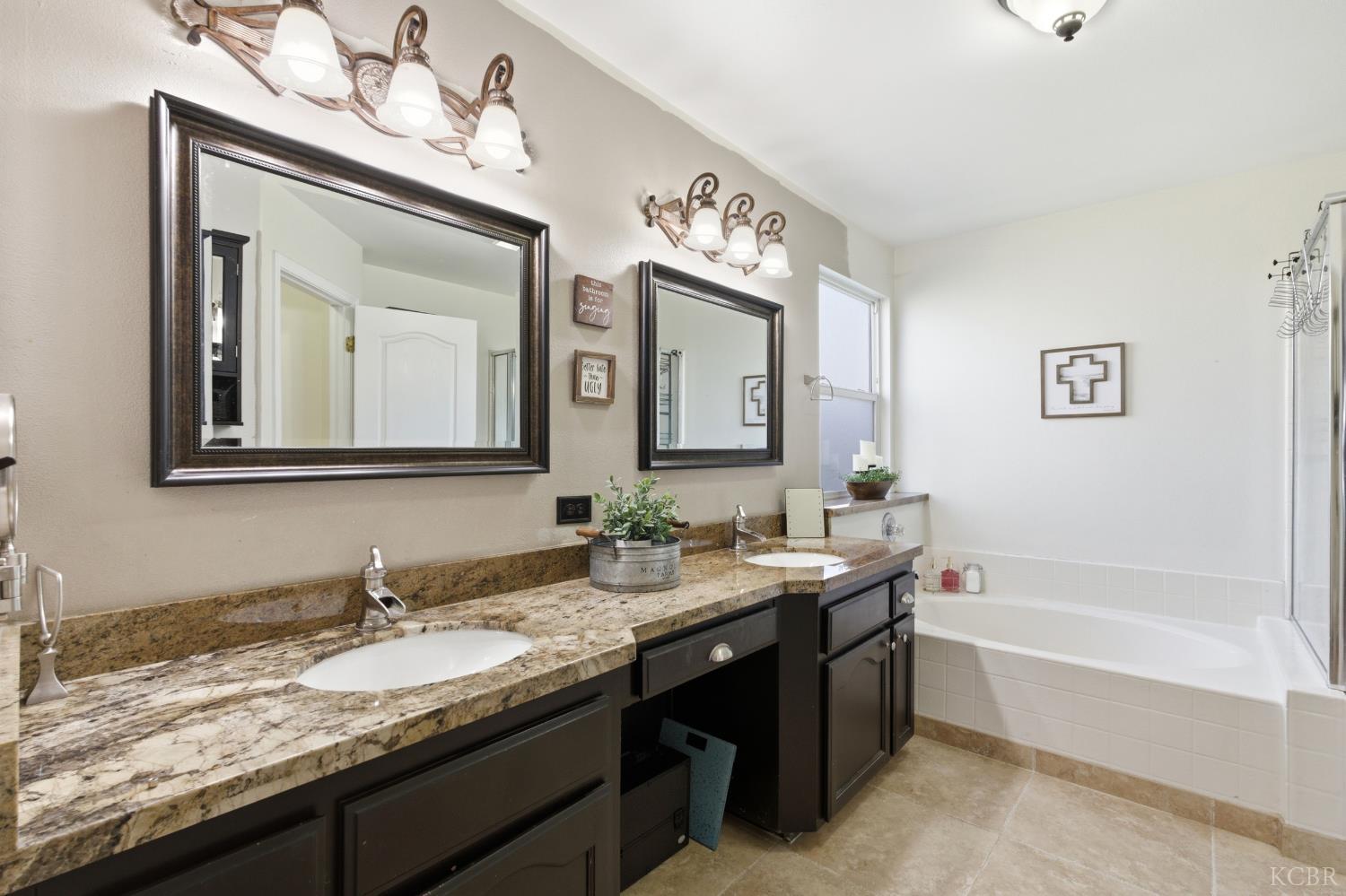 1964 N Fitzgerald Ln, Hanford, CA 93230