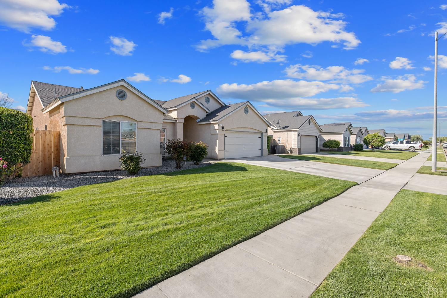 1587 Persimmon St, Lemoore, CA 93245