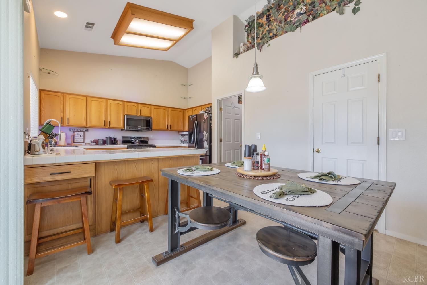 1587 Persimmon St, Lemoore, CA 93245