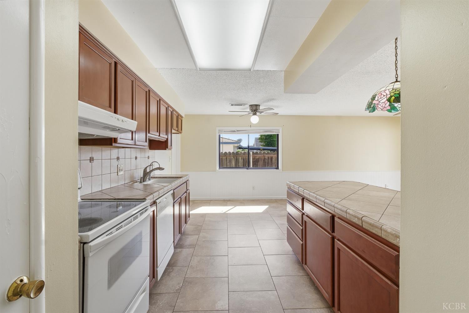 2234 Carter Way, Hanford, CA 93230