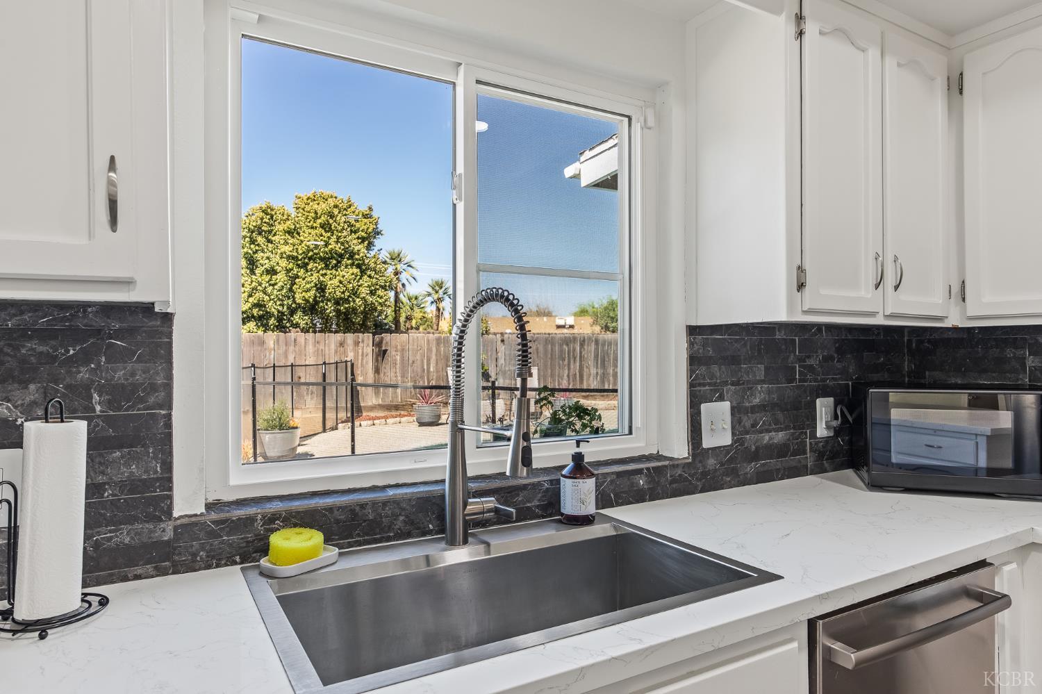 3230 W Pryor, Visalia, CA 93277