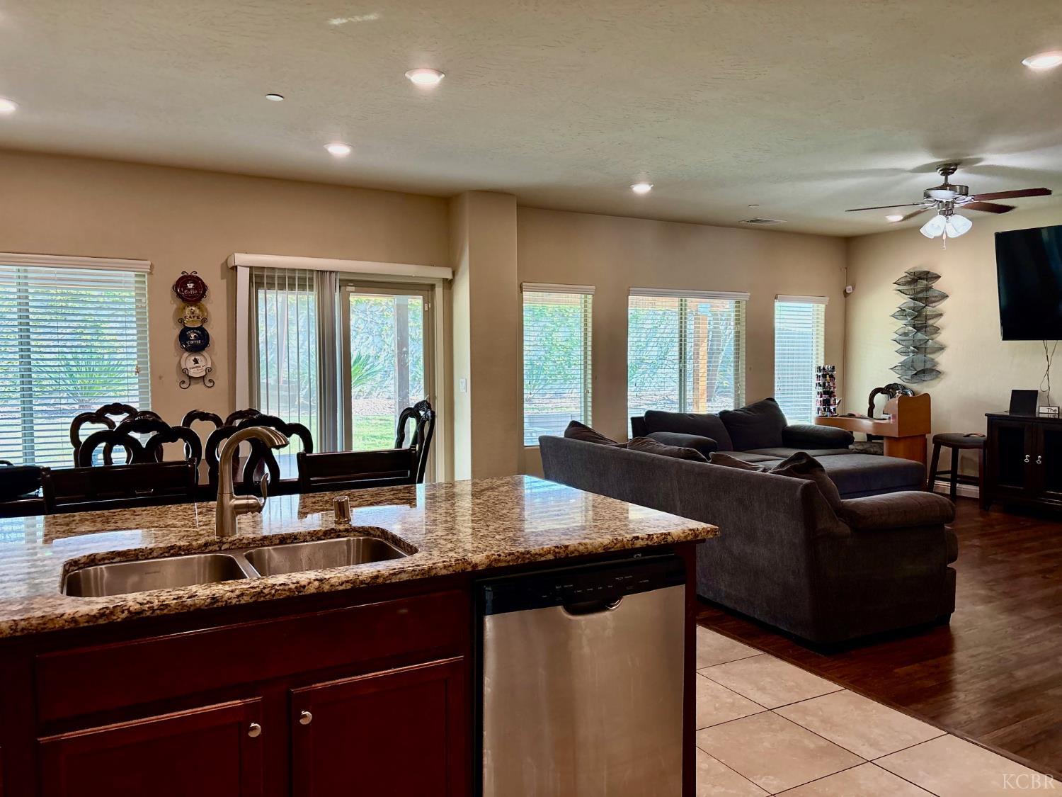 2220 N Shady St, Visalia, CA 93291