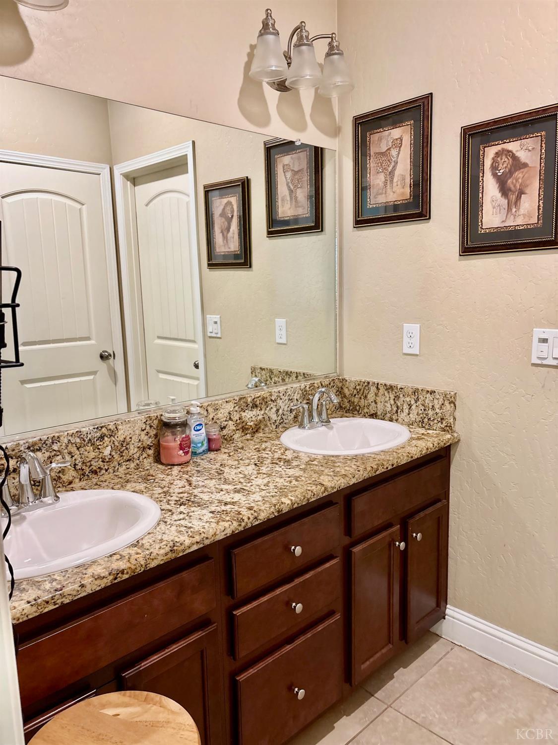 2220 N Shady St, Visalia, CA 93291