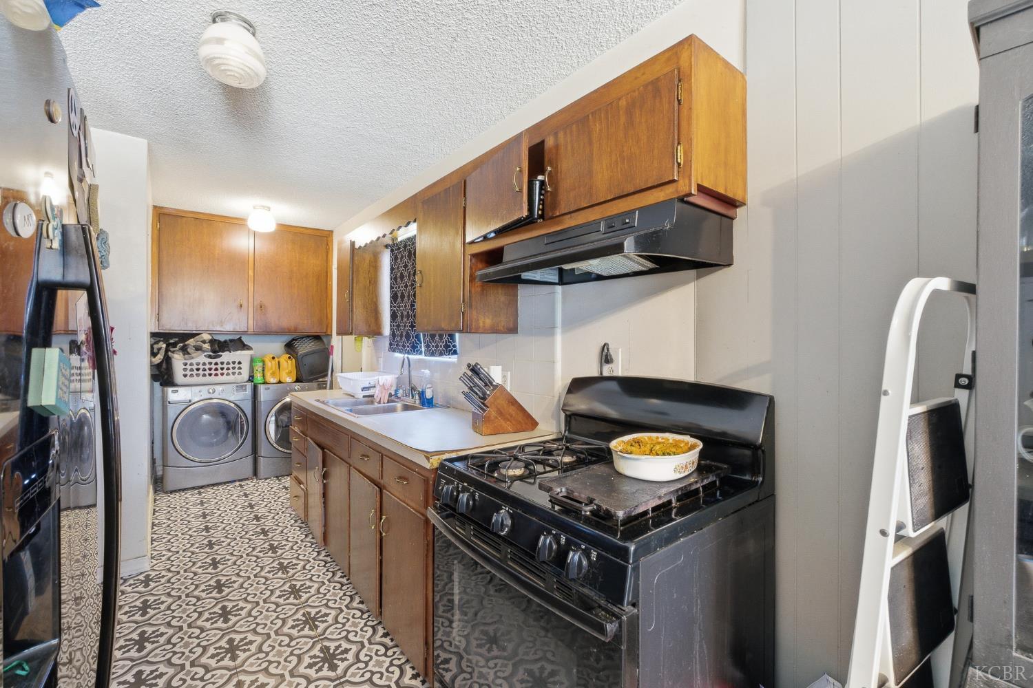 1901 N Kensington Way N, Hanford, CA 93230