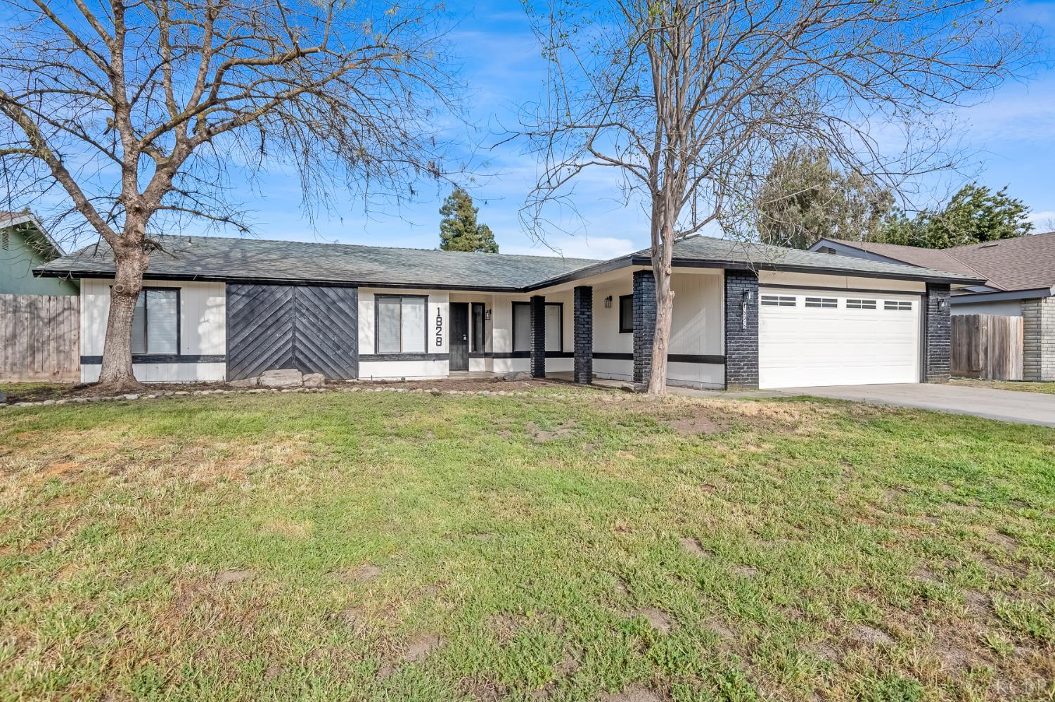 1828 S Hillcrest Dr, Visalia, CA 93292