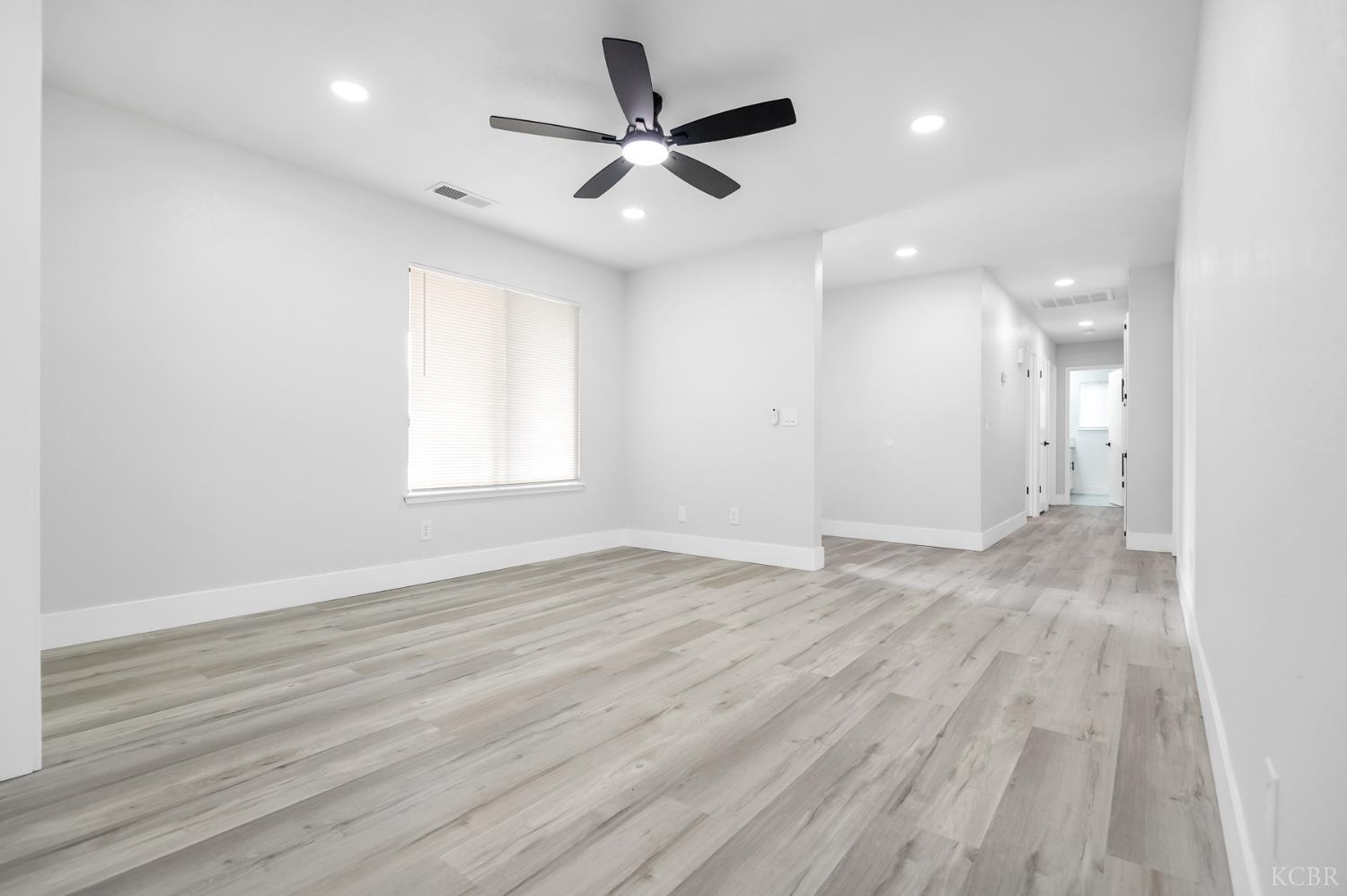 1828 S Hillcrest Dr, Visalia, CA 93292