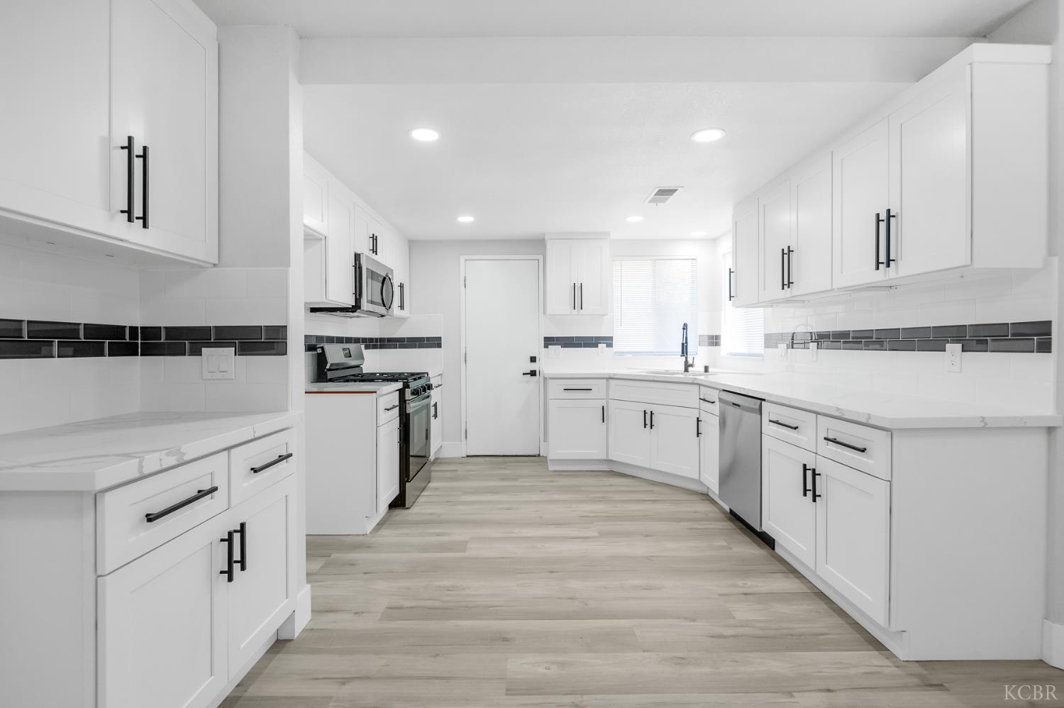 1828 S Hillcrest Dr, Visalia, CA 93292