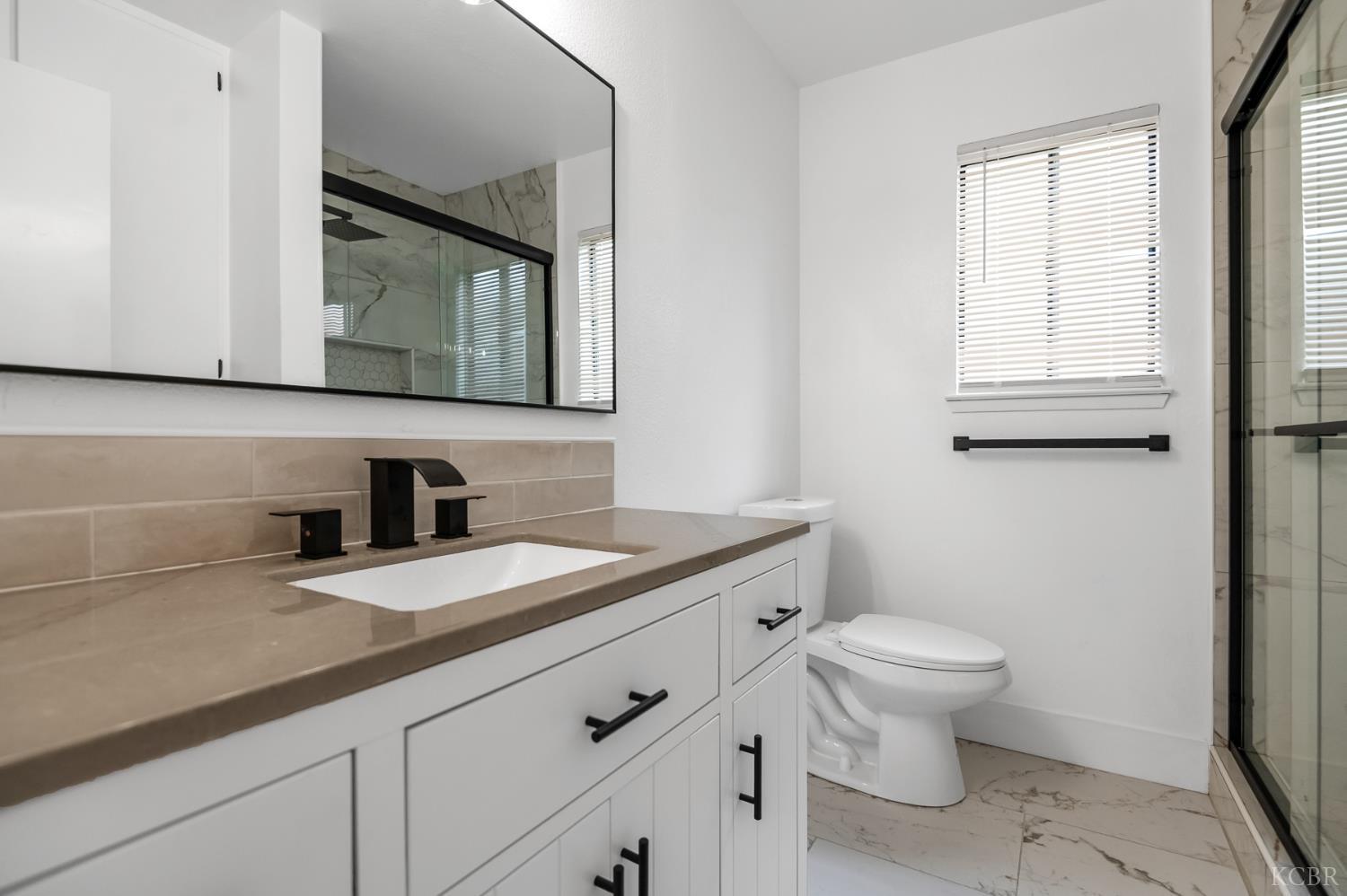 1828 S Hillcrest Dr, Visalia, CA 93292