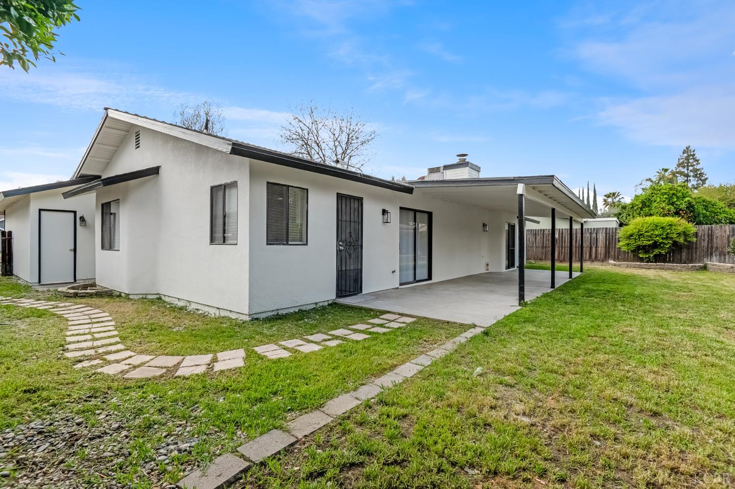 1828 S Hillcrest Dr, Visalia, CA 93292