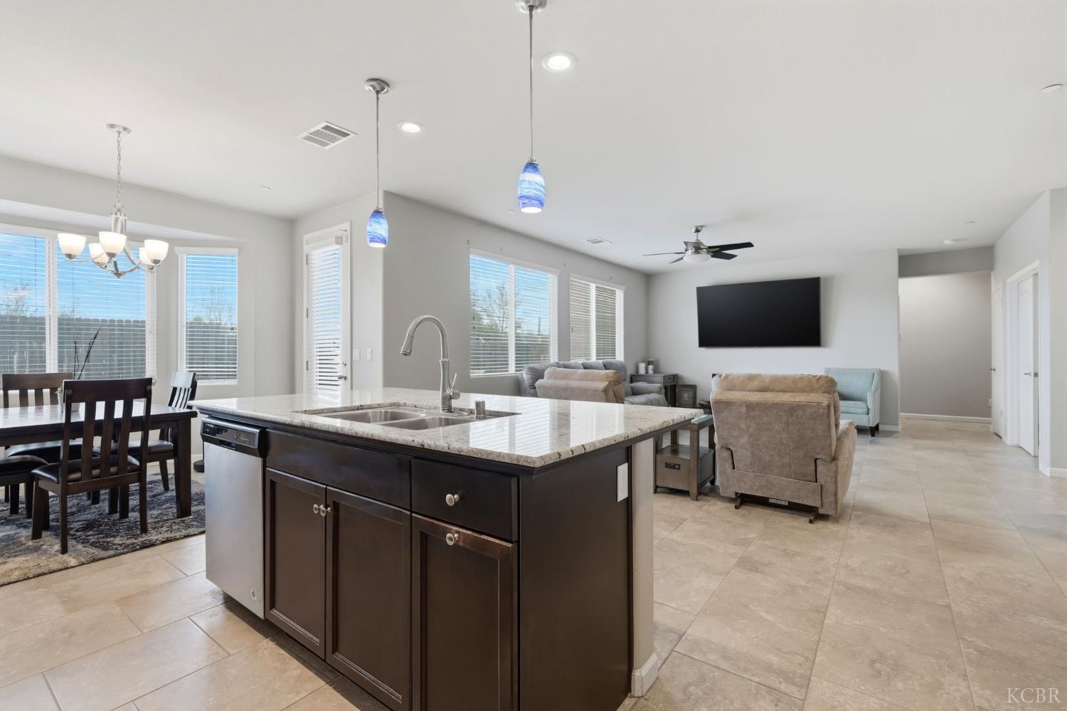 1340 Waterview St, Hanford, CA 93230