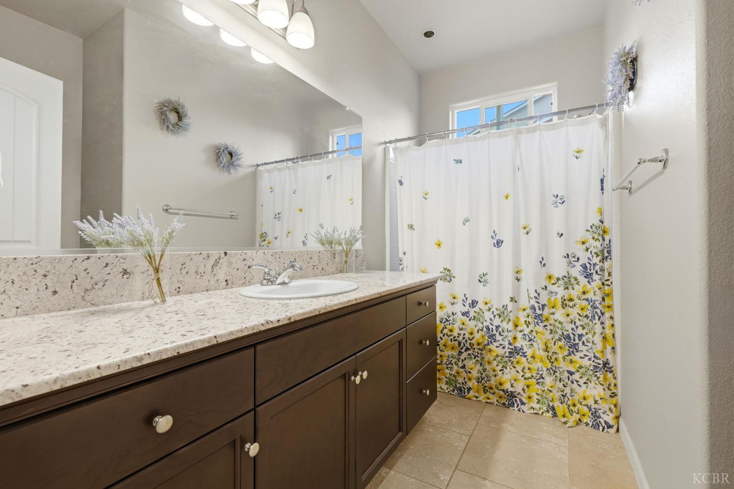 1340 Waterview St, Hanford, CA 93230