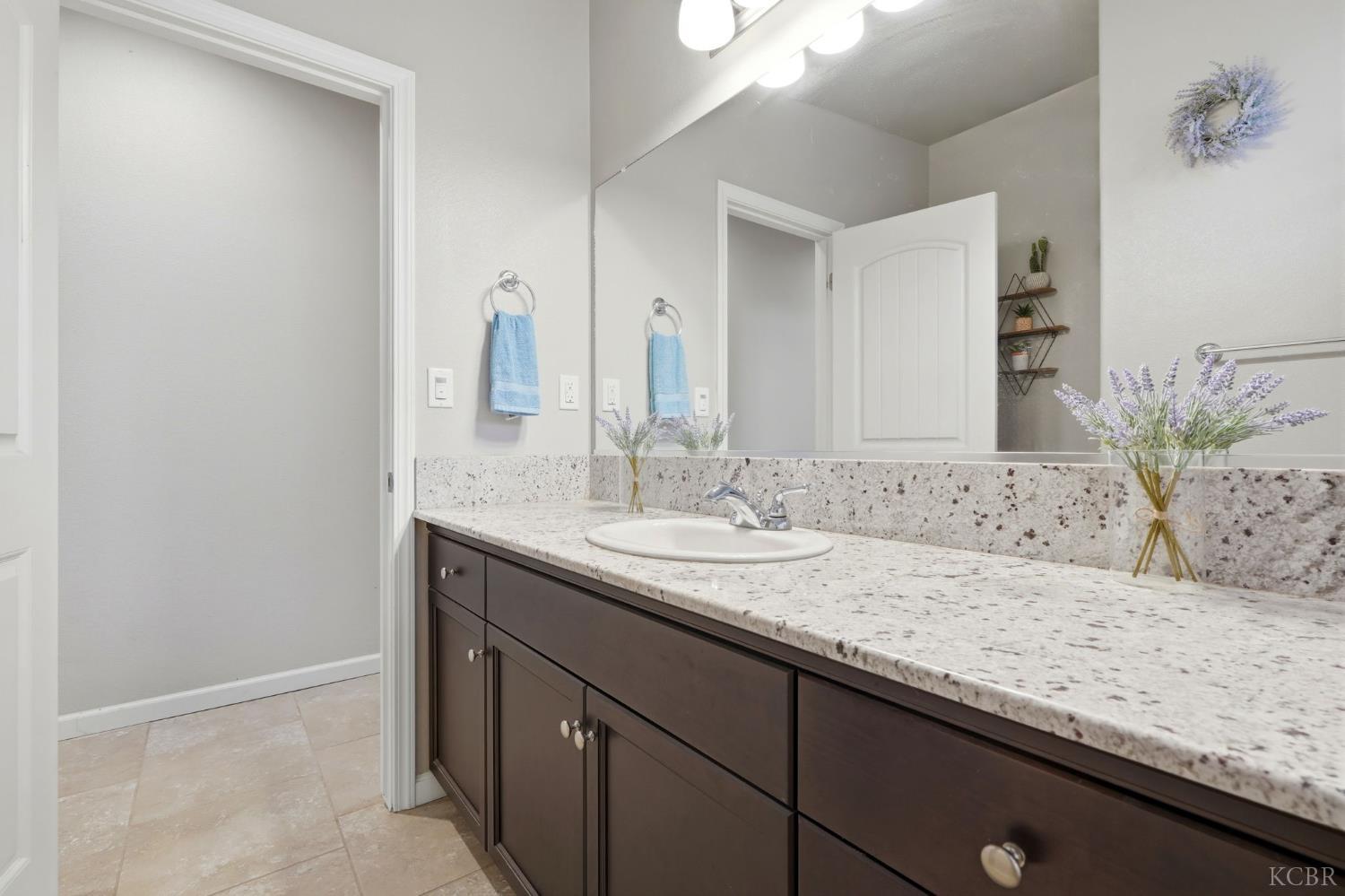 1340 Waterview St, Hanford, CA 93230