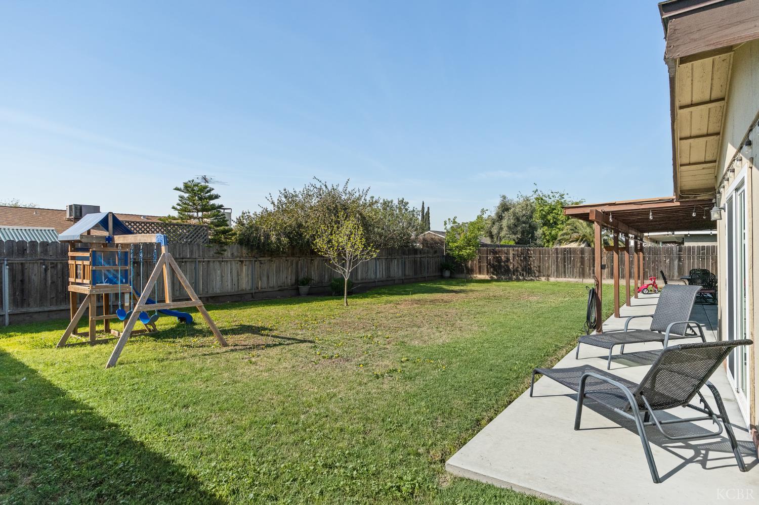 1363 Stanford Pl, Hanford, CA 93230