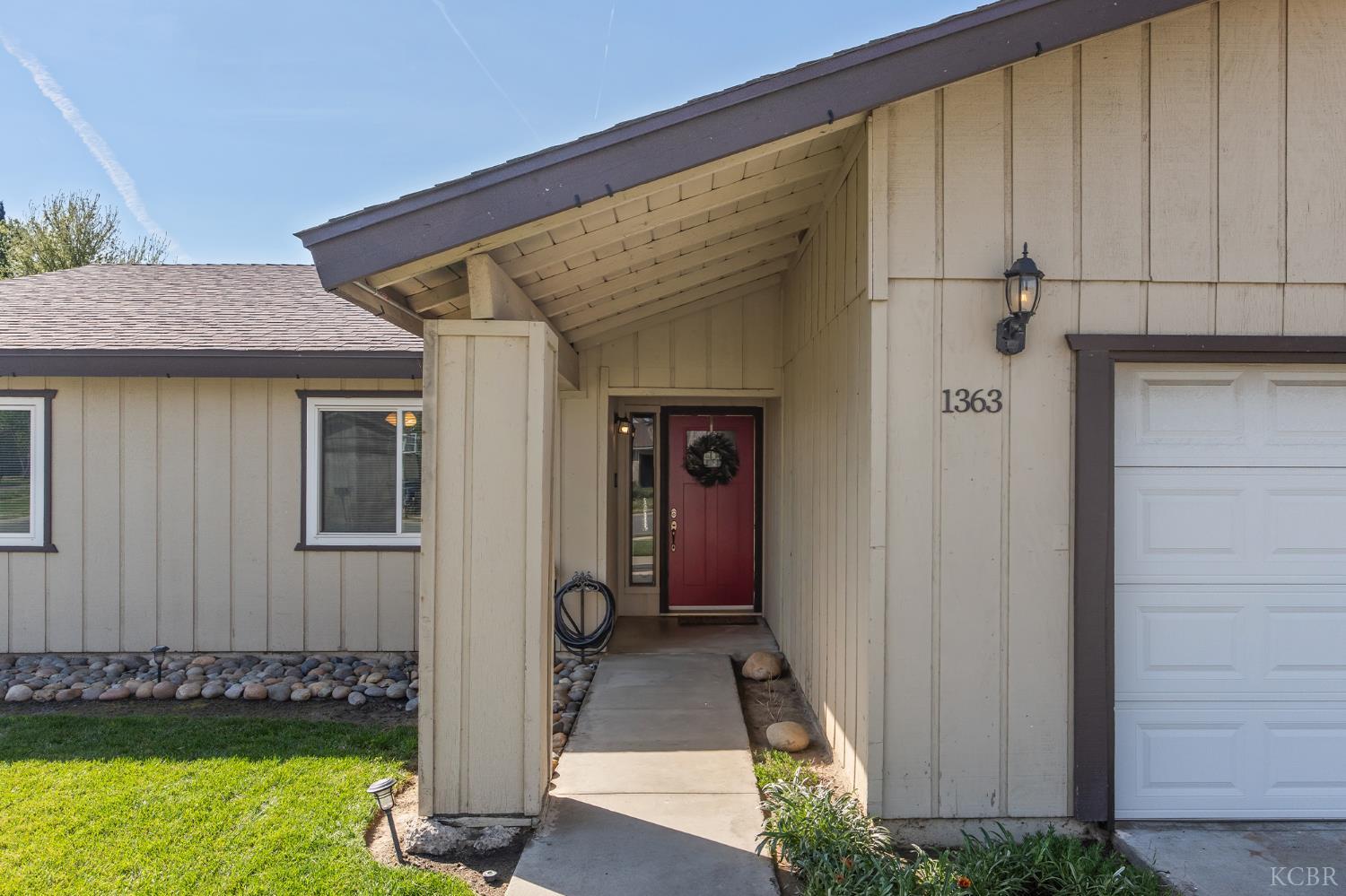 1363 Stanford Pl, Hanford, CA 93230