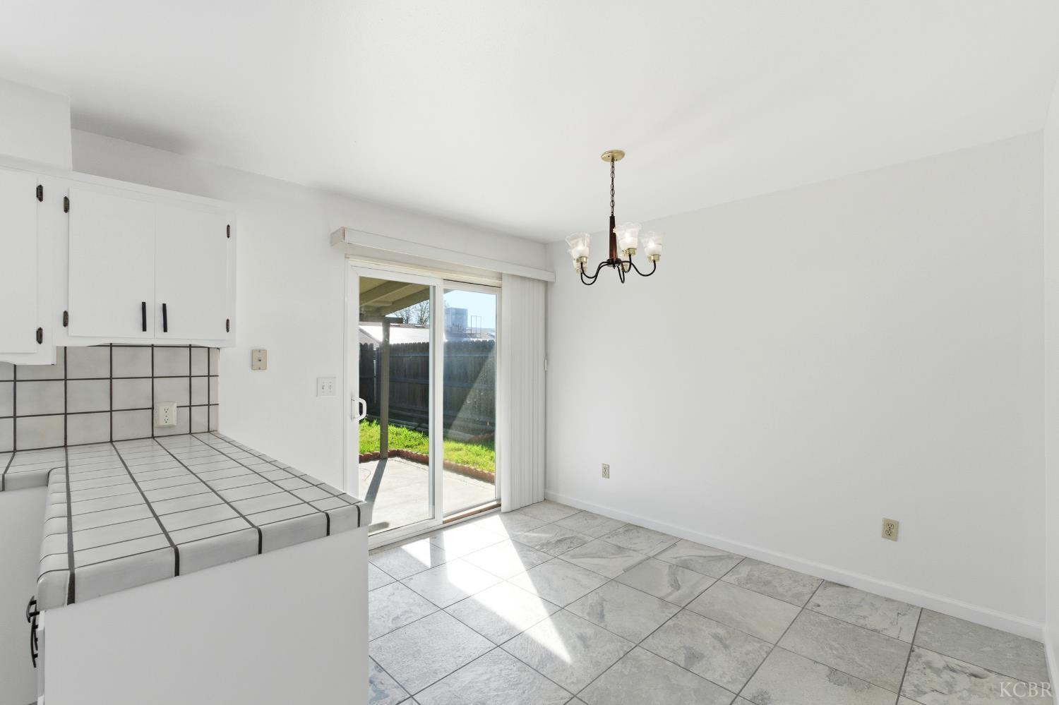 1165 S 12th Ave, Hanford, CA 93230