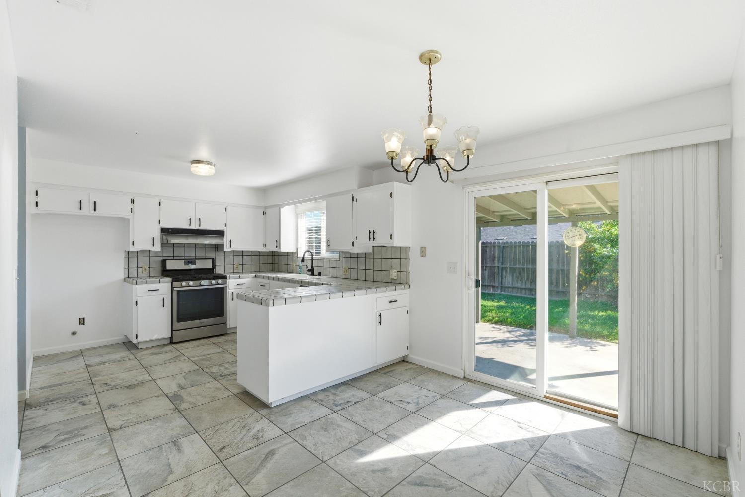 1165 S 12th Ave, Hanford, CA 93230