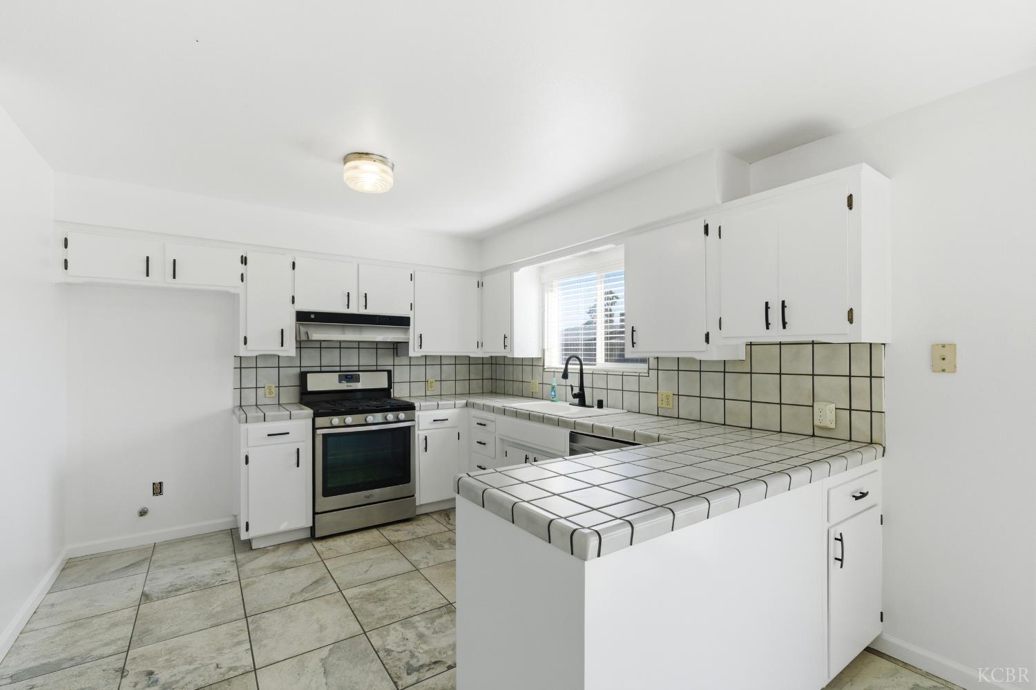 1165 S 12th Ave, Hanford, CA 93230