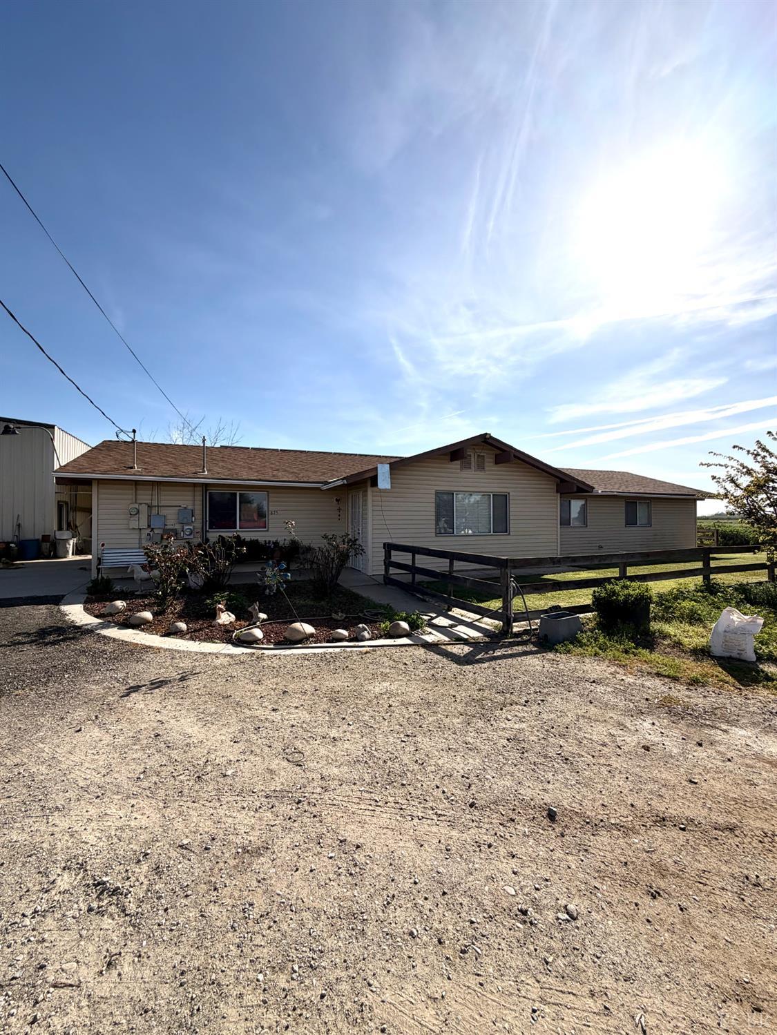 875 W Laguna Ave, Riverdale, CA 93656