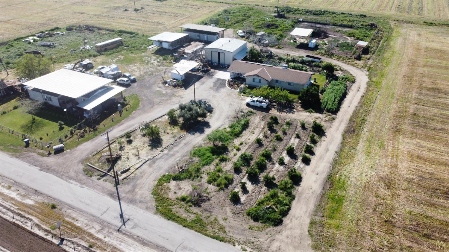 875 W Laguna Ave, Riverdale, CA 93656