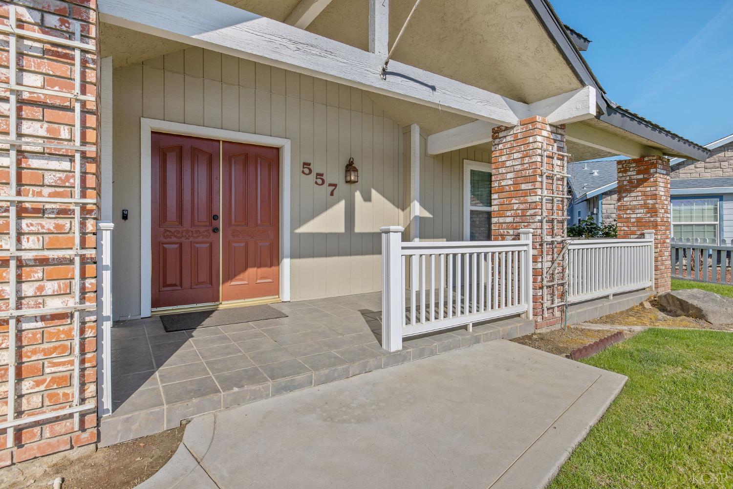 557 Beechwood Cir, Lemoore, CA 93245